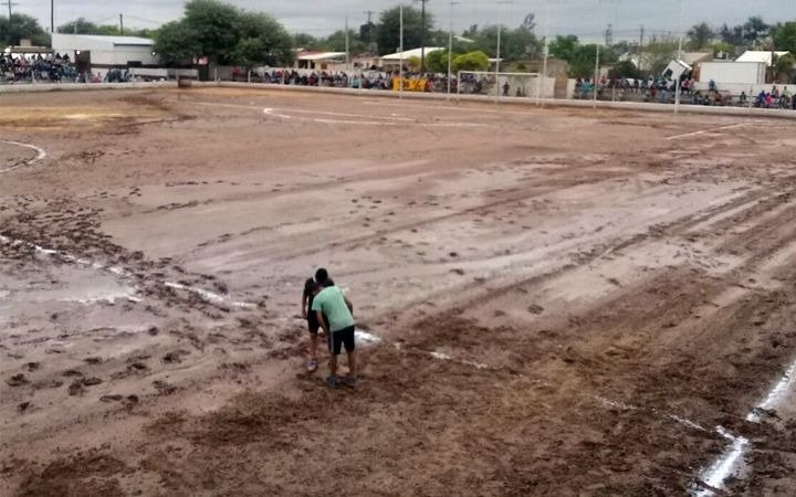 Insólito: el árbitro decidió jugar en una cancha destruida y el partido duró dos minutos