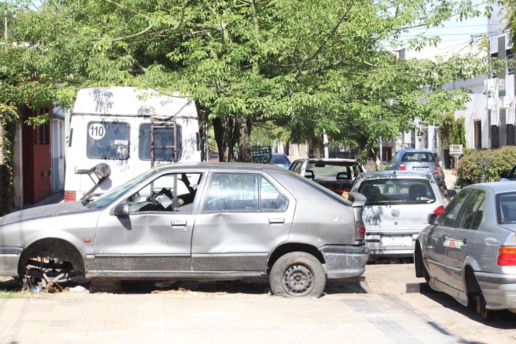 Intriga vecinal en barrio Hipódromo por autos rotos y abandonados