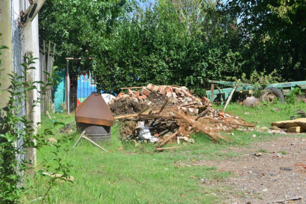 En City Bell, la basura se acumula junto a la delegación comunal