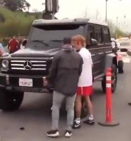La furia de Justin contra un fan: le destrozó el teléfono