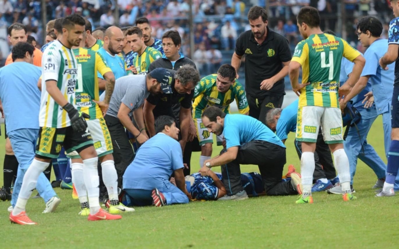 VIDEO.-Momento dramático en un partido de la B Nacional: jugador con grave lesión