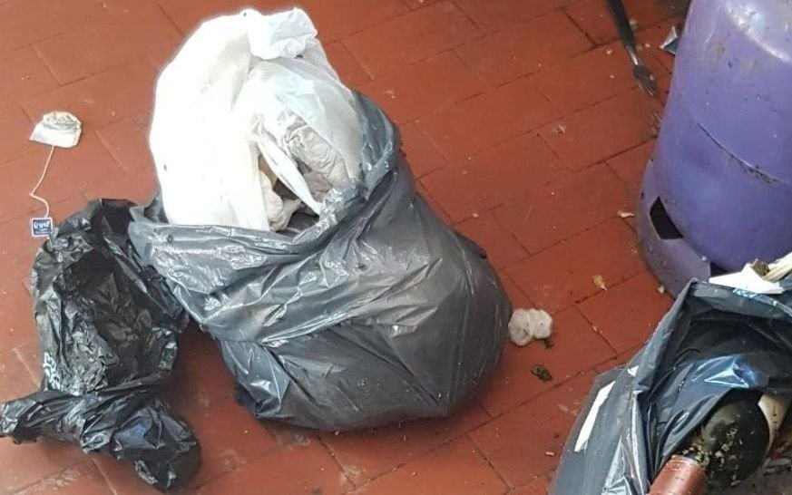 Dio a luz en un baño y tiró al bebé en una bolsa