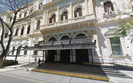 Detienen a dos policías por la desaparición de un millón de dólares en operativo antidrogas