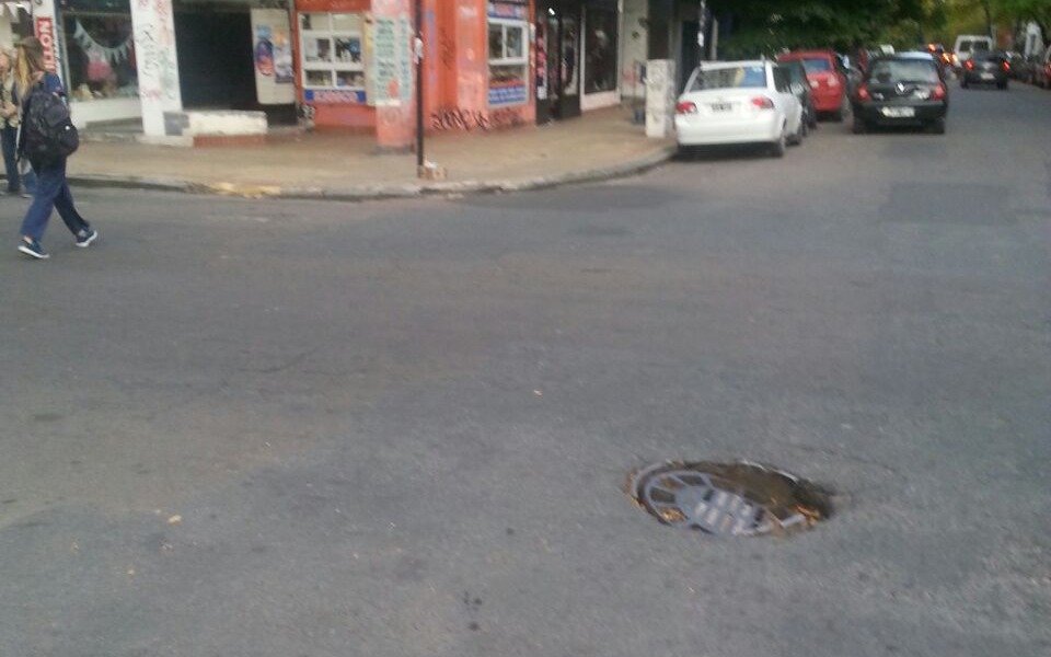 Vecinos alertan por un peligroso y pronunciado bache en 8 y 55