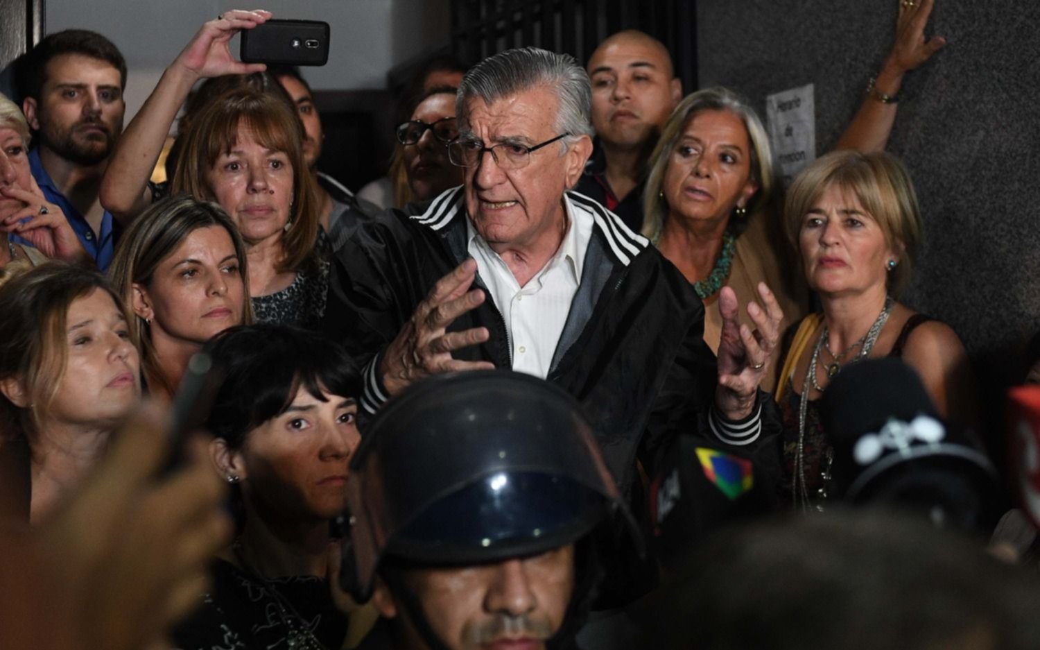 Gioja se retiró de la sede del PJ Nacional tras varias horas de tensión