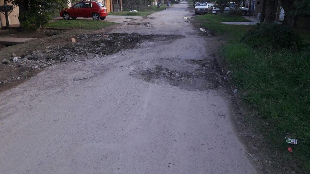 Una calle que parece bombardeada en Los Hornos