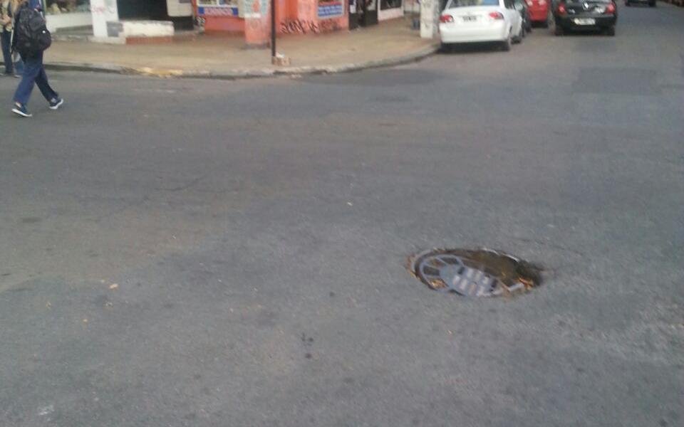 Advierten por un peligroso bache en 8 y 55