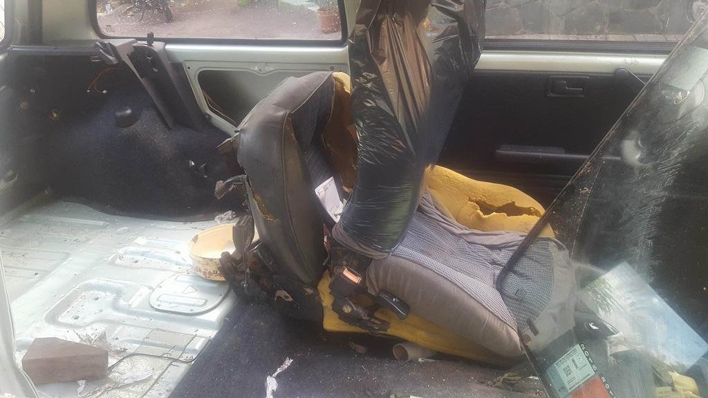 Robaron un auto a punta de pistola, lo desguazaron y lo chocaron contra una casa
