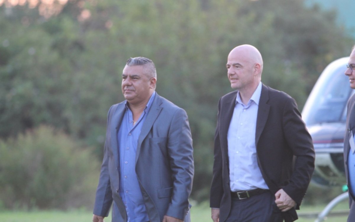 El presidente de FIFA arribó al país para participar de un congreso de la Conmebol y cenará con Macri
