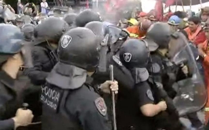 Incidentes, corridas y detenidos en la 9 de Julio durante protesta por despidos