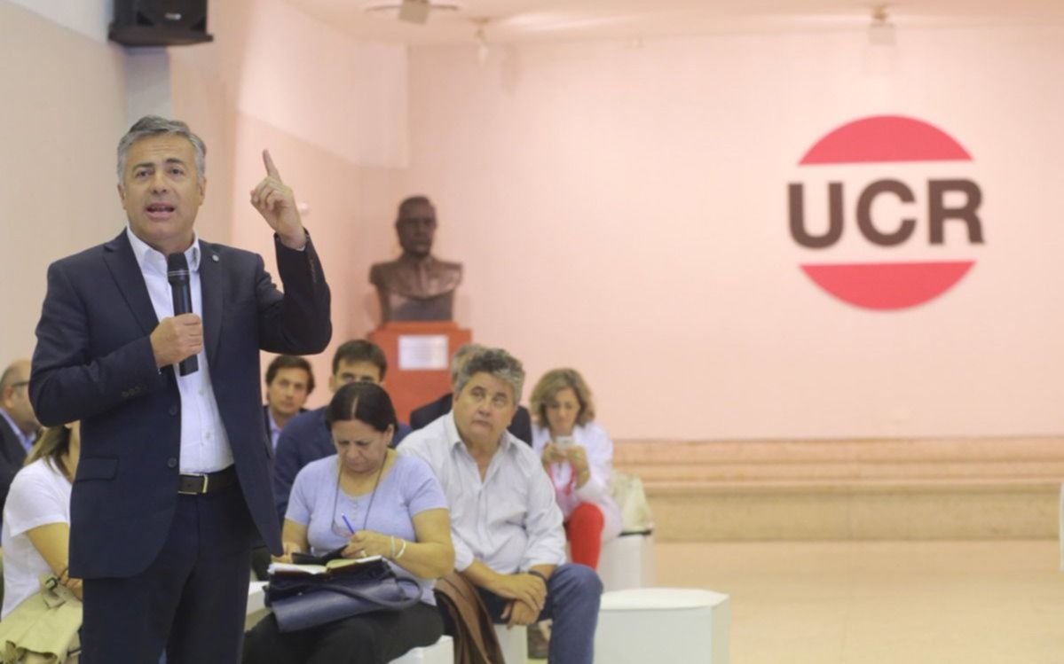 Desde la UCR reconocen "errores políticos" del Gobierno y apuntan contra Aranguren