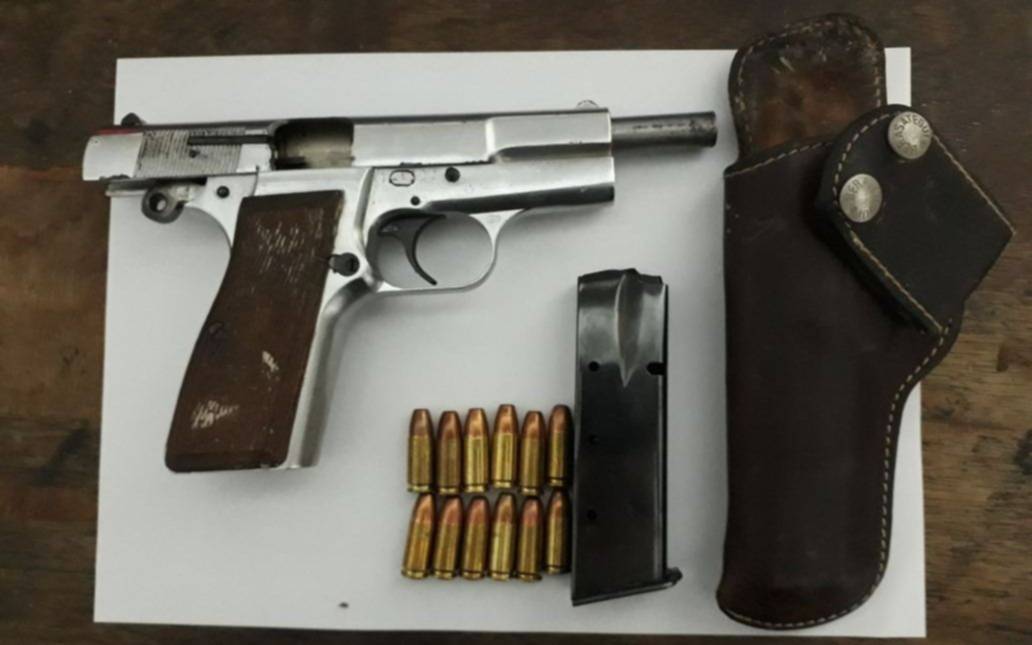 Detuvieron al jefe de la barra brava de un club de primera con un arma de guerra y droga