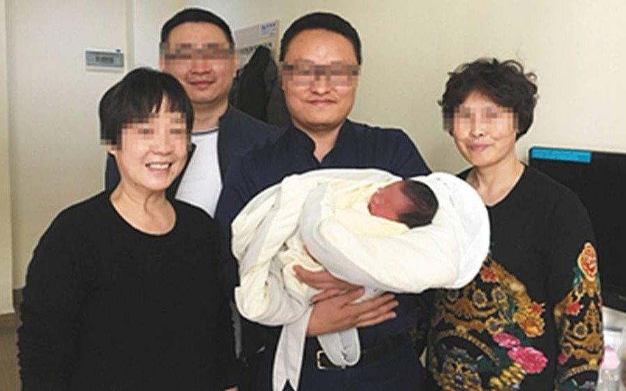 Un bebé nace en China cuatro años después de la muerte de sus padres