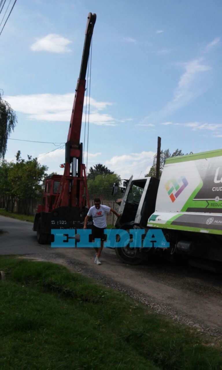 Un camión quedó "atascado" en City Bell por el estado de la calle