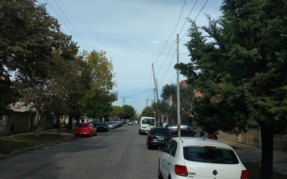 Un poste que se va inclinando con cada viento fuerte
