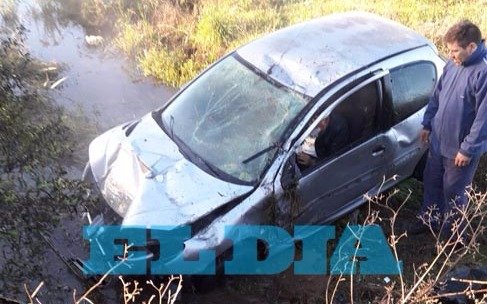 Villa Elisa: perdió el control del auto y terminó en una zanja