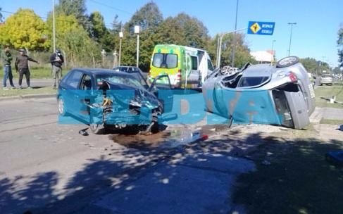 Choque, vuelco y heridos en 44 y 169
