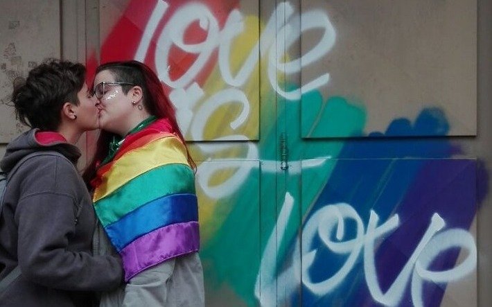 Con un "besazo" repudiaron contenidos homofóbicos en una escuela de Paraná 