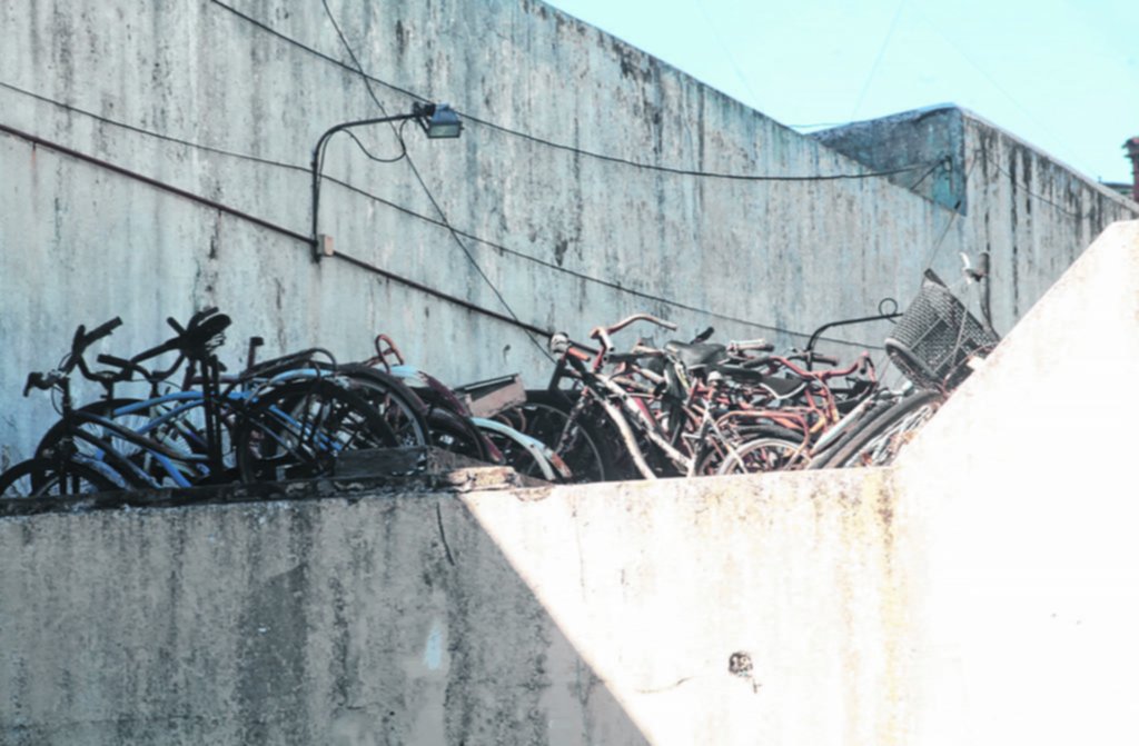 Una montaña de bicis y motos en la comisaría novena