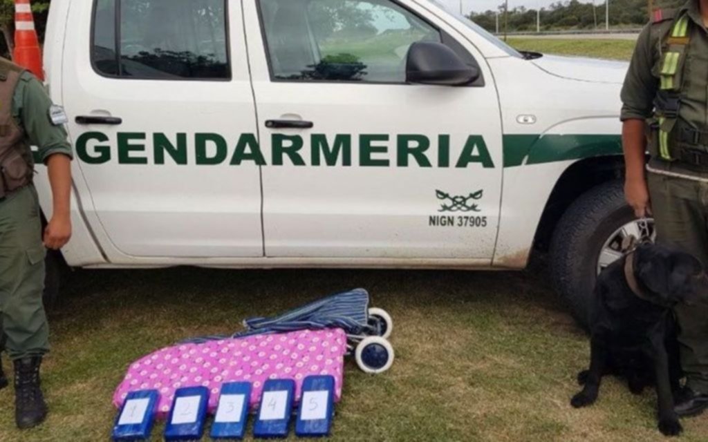 Detienen a un pasajero con más de 5 kilos de cocaína ocultos en una tabla de planchar