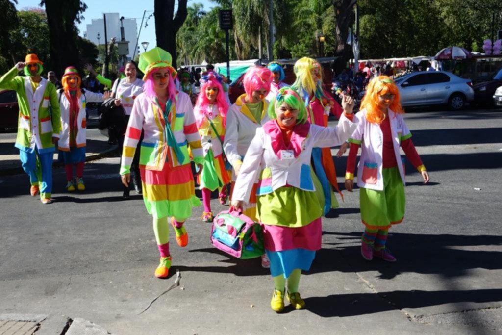 Los payamédicos salieron de paseo por la Ciudad para ayudar a sanar con la risa