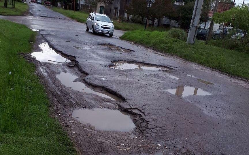 Una calle de Los Hornos parece un paisaje lunar