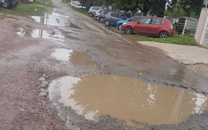 Un cráter en la calzada de 142 entre 44 y 45