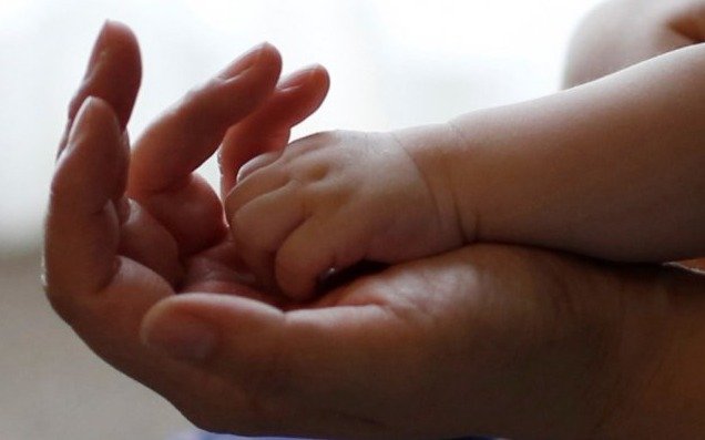 Denuncian a los padres de un bebé con meningitis por no haberlo vacunado