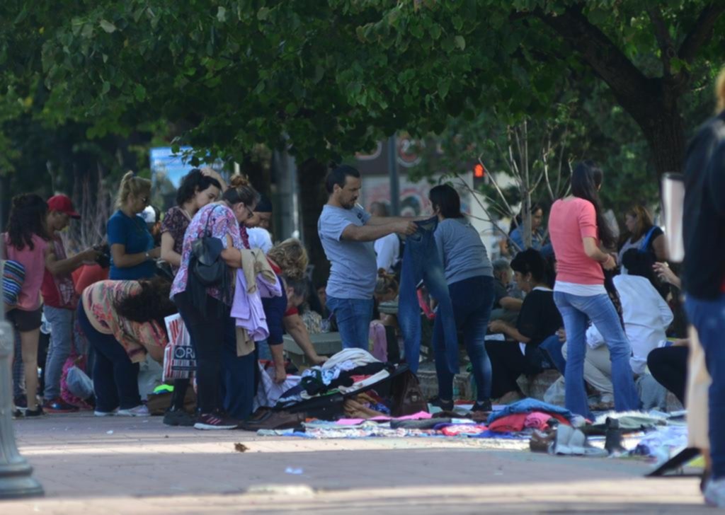 La venta ambulante no afloja en el centro platense y se armó otra vez la feria de plaza San Martín