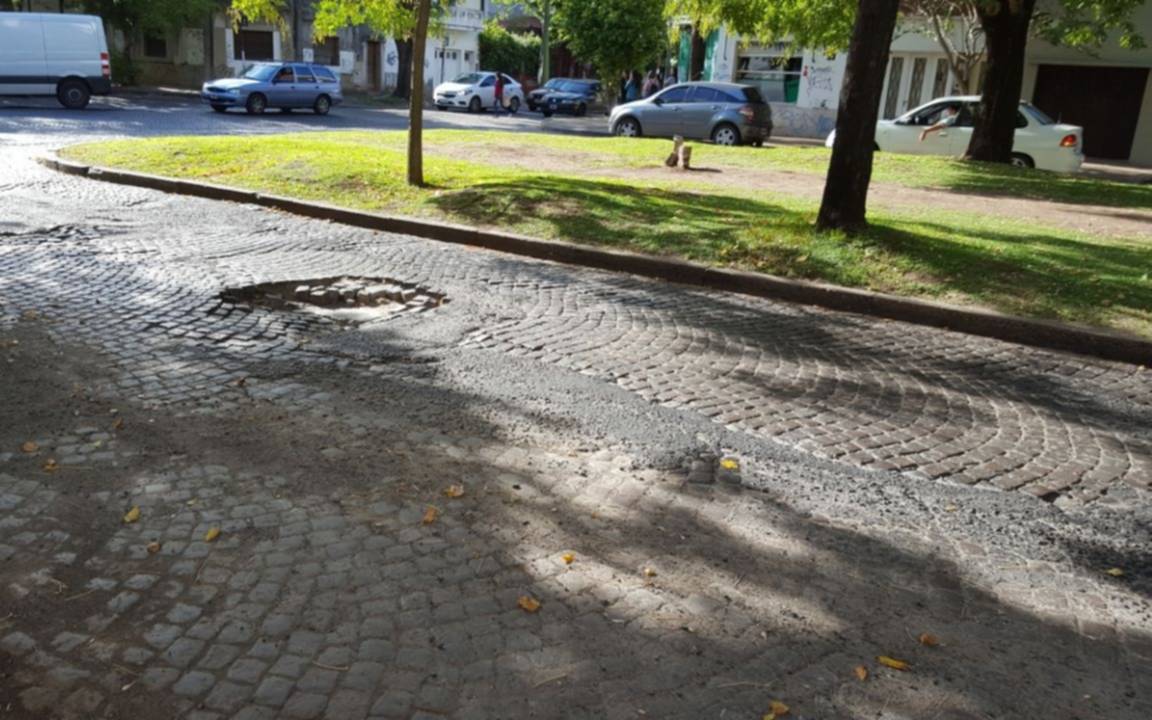 Quejas por un pronunciado bache en calle 66 entre 11 y 12