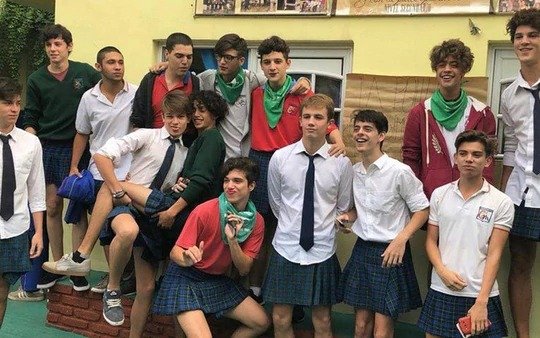En una escuela los varones se pusieron pollera para apoyar a sus compañeras