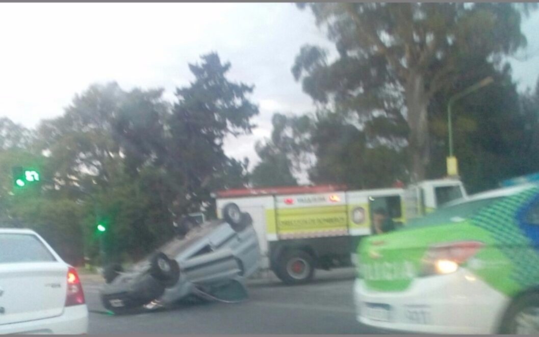 Vuelco y susto en Camino Centenario