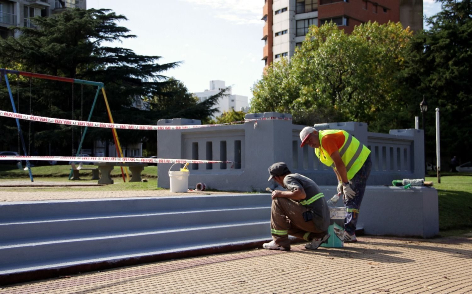 Realizan un reacondicionamiento de la Plaza Olazábal