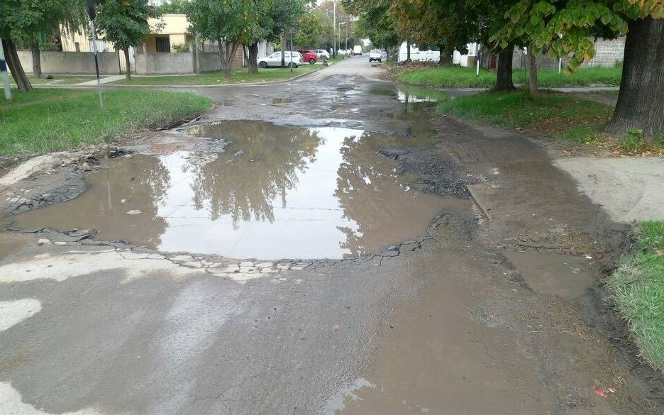 Denuncian pozos "cada vez más grandes" en 14 y 75