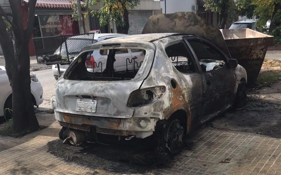 Ataque de quemacoches en Barrio Norte