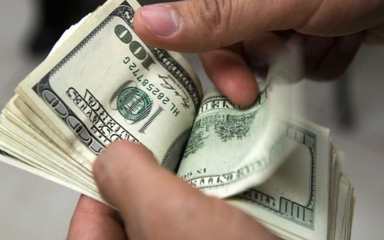 El dólar cayó 7 centavos para la venta al público