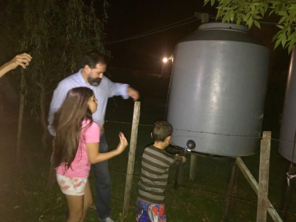 Instalaron cuatro tanques con agua potable en el barrio de las napas contaminadas en Abasto