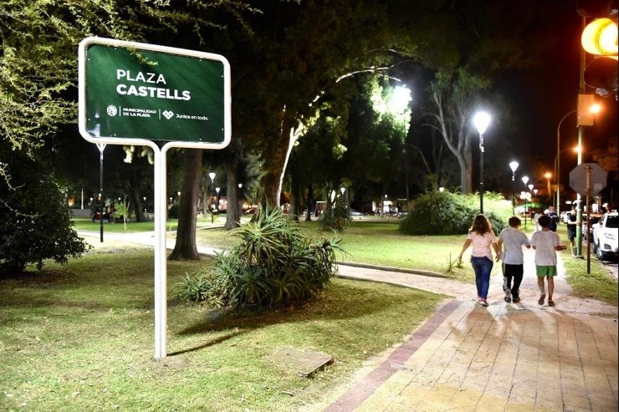 La Plaza Castells de Villa Elisa, renovada e iluminada