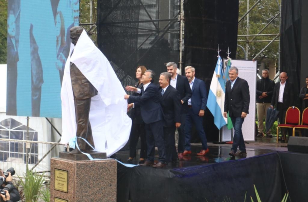 Con un emotivo homenaje, se inauguró la estatua de Alfonsín en Plaza Moreno