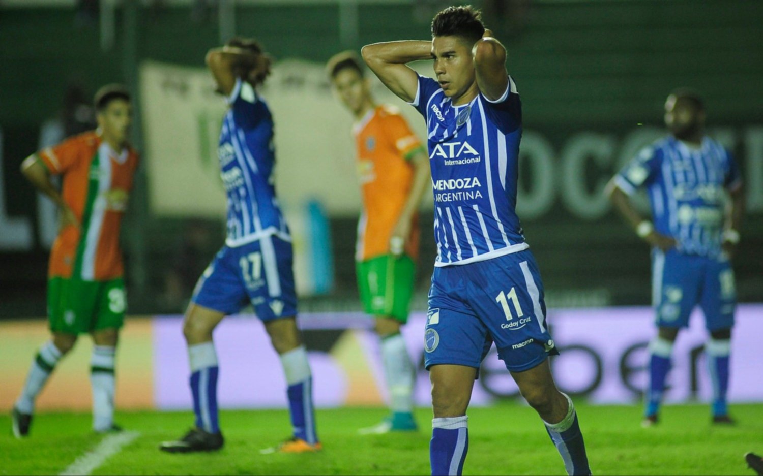 El Tomba empató con Banfield y lo separan tres puntos de Boca, que juega mañana
