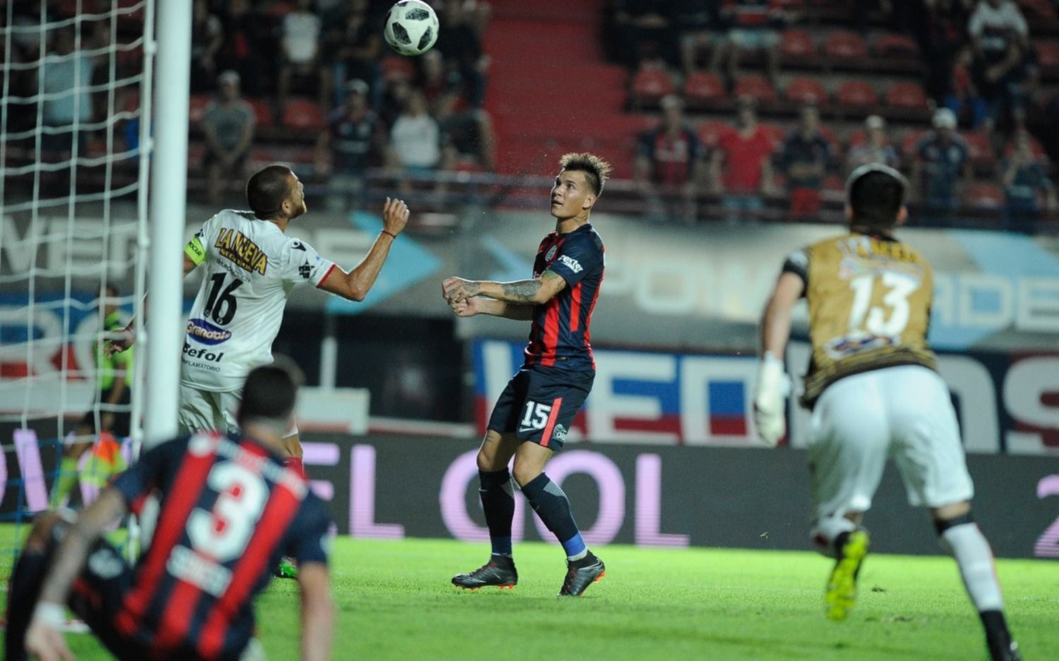 San Lorenzo venció a Chacarita en el Nuevo Gasómetro y se suma a la pelea