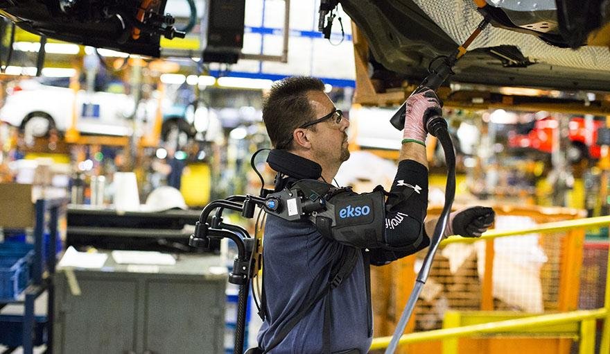 Un chaleco robótico para ayudar a construir los autos de Ford
