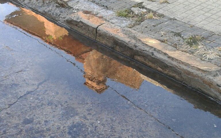 Quejas por una gran pérdida de agua en pleno centro