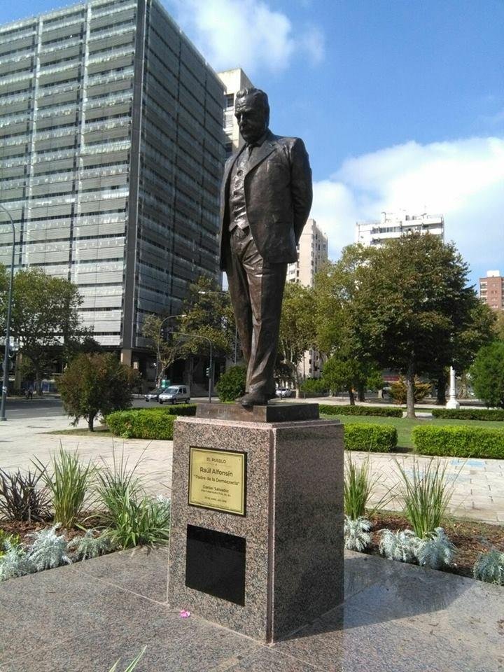 Al monumento a Alfonsín “se le despegó” una placa y hubo revuelo entre los dirigentes