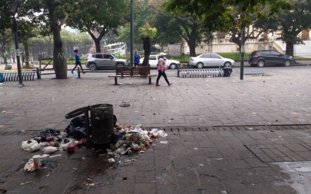 Indignación por acumulación de basura  en Plaza San Martín