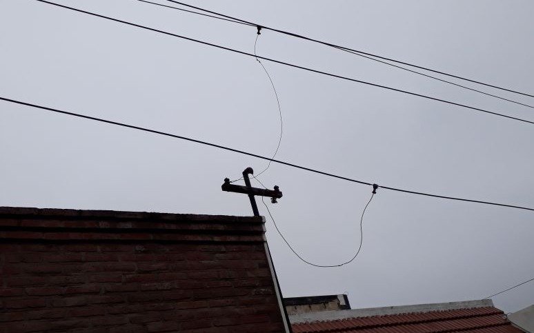 Vecino advierte por un cable eléctrico
