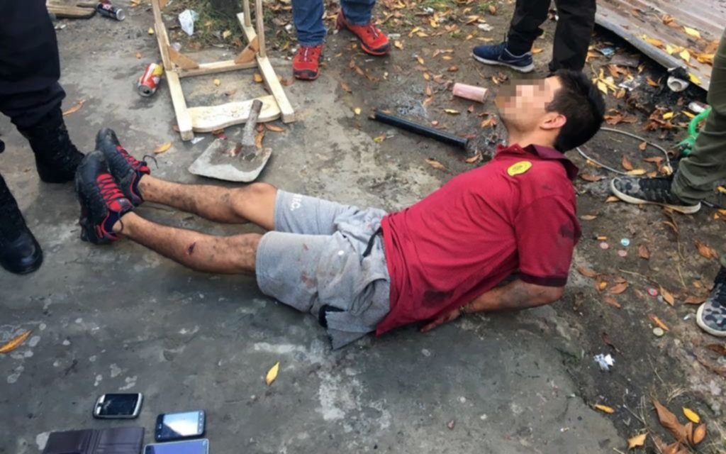 Detienen a dos sujetos acusados de ejecutar de un disparo a un joven en una plaza