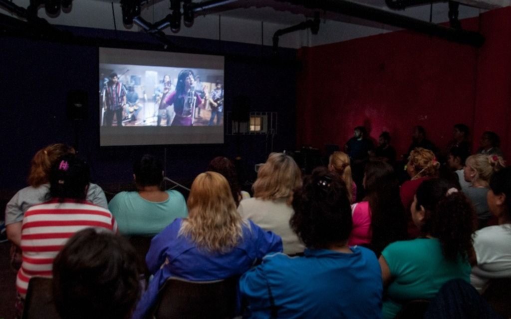 Realizan una jornada de cine debate en una cárcel de mujeres con una película sobre Gilda