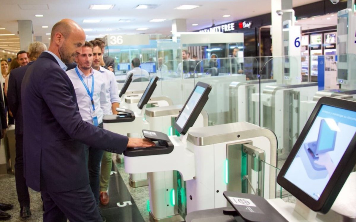 Pusieron en funcionamiento puertas biométricas en el aeropuerto de Ezeiza