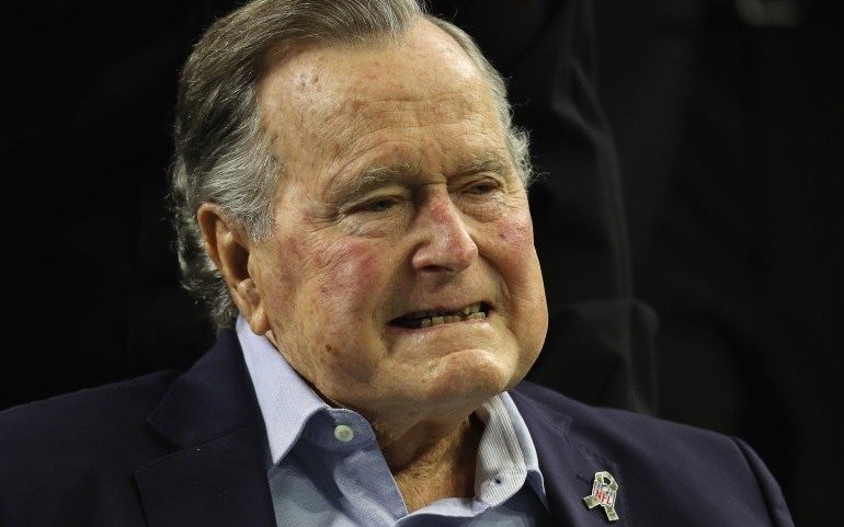 Hospitalizaron a George Bush por una infección tras el funeral de su esposa